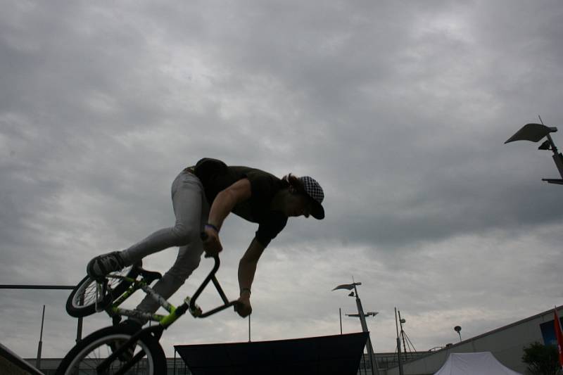 U – rampa, extrémní biketrial, skákací boty i dřevorubecký tým. To byl Adrenalin Camp