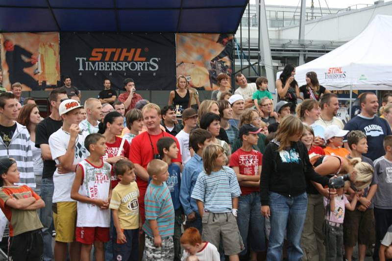 U – rampa, extrémní biketrial, skákací boty i dřevorubecký tým. To byl Adrenalin Camp