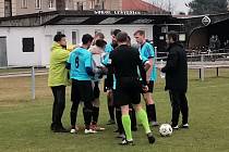 LUŠTĚNICE - ZÁRYBY 3:0. S vykloubeným ramenem skončil zápas předčasně pro střelce vítězné branky Lasáka.