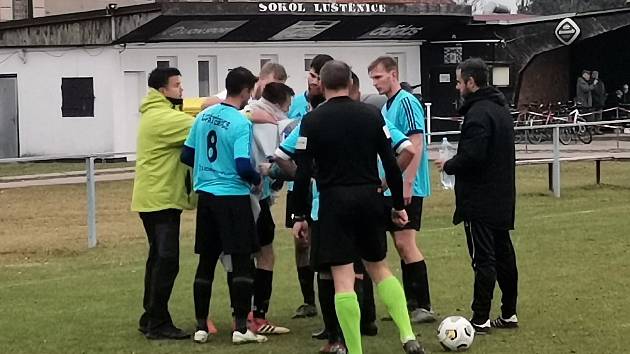 LUŠTĚNICE - ZÁRYBY 3:0. S vykloubeným ramenem skončil zápas předčasně pro střelce vítězné branky Lasáka.