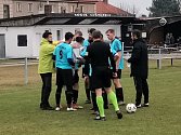 LUŠTĚNICE - ZÁRYBY 3:0. S vykloubeným ramenem skončil zápas předčasně pro střelce vítězné branky Lasáka.