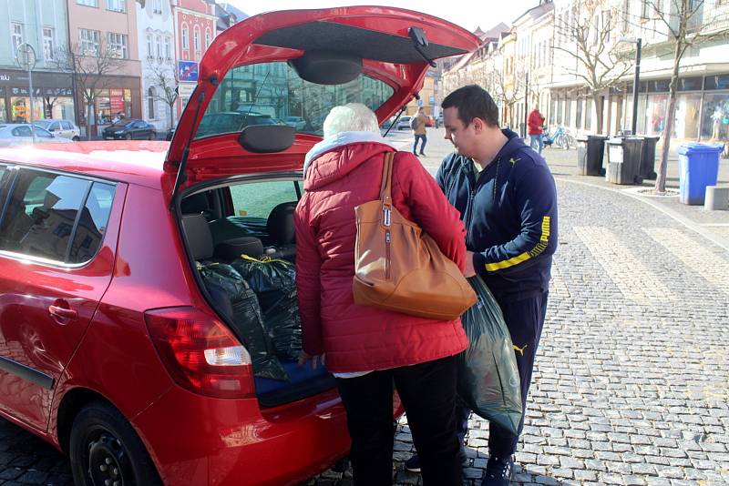 Obrovskou štědrost projevili obyvatelé Mladé Boleslavi a okolí, kteří stále přináší nové dary do sbírky pro Ukrajinu. Díky tomu už ve středu vyrazí první dva kamiony s pomocí přímo do vytipovaných oblastí.