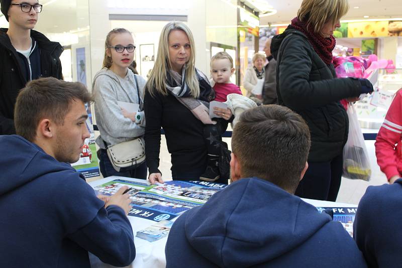 Autogramiáda prvoligových fotbalistů FK Mladá Boleslav přilákala do obchodního a zábavního Bondy centra ve středu odpoledne desítky zájemců.