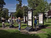 Z venkovní panelové výstavy s názvem Králové Majálesů v zahradě Kliniky Dr. Pírka v Mladé Boleslavi.
