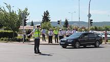 DOPRAVNÍ policisté soutěžili v řízení provozu na křižovatce ulic U Stadionu a třída Václava Klementa.