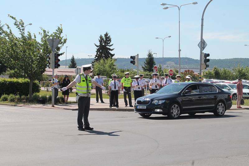 DOPRAVNÍ policisté soutěžili v řízení provozu na křižovatce ulic U Stadionu a třída Václava Klementa.