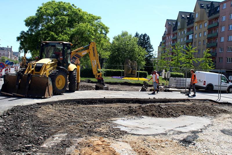 Další část páteřní cyklostezky, která protíná město ve směru od nákupního centra Olympia až na Českobratrské náměstí, vyrůstá na náměstí Republiky.