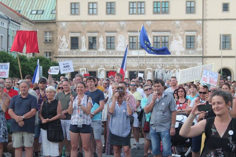 V úterý 11. června se na Staroměstském náměstí sešlo, podle slov organizátorů, na pět set lidí, kteří přišli vyslovit svůj odpor premiérovi České republiky Andrei Babišovi a prezidentovi Miloši Zemanovi.