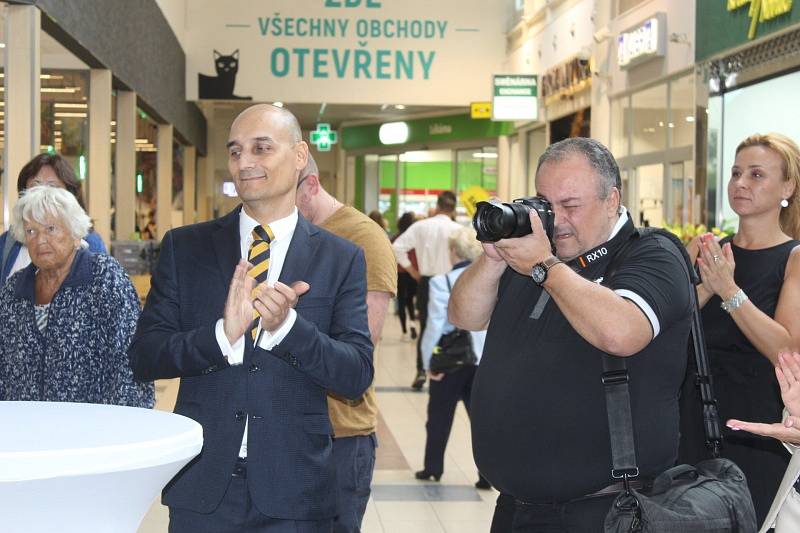 Prodejna v obchodním centru Olympia v Mladé Boleslavi byla první v řadě nově otevřených zrekonstruovaných obchodů.