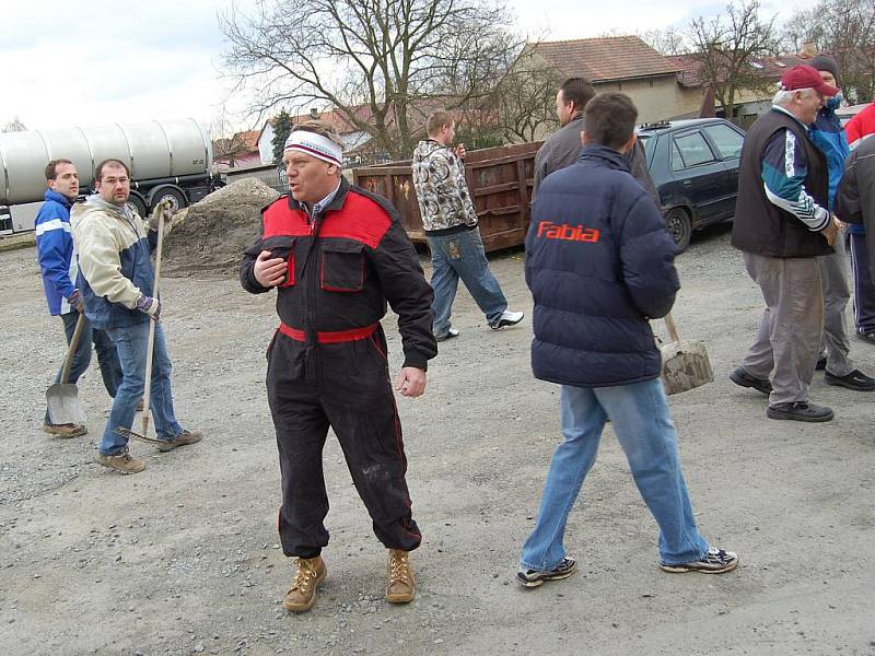 Sázení stromů v Čisté v rámci projektu Škoda Auto