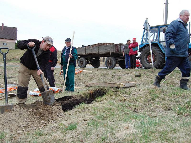 Sázení stromů v Čisté v rámci projektu Škoda Auto