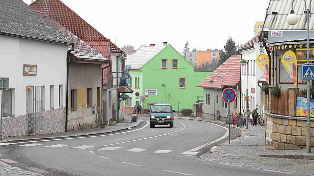 Středočeský kraj zrekonstruoval průtah Dolním Bousovem, který byl plný výmolů