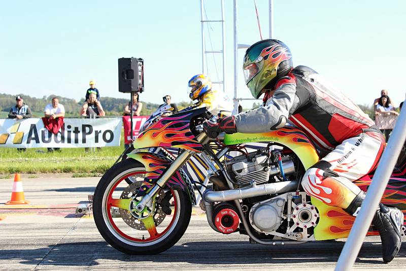 O víkendu bude hoškovické letiště u Mnichova Hradiště opět patřit závodům dragsterů, nejrychlejších motocyklů, které z nuly na sto zrychlí za 1,5 sekundy a do cíle dojíždějí i rychlostí 300 km/h.