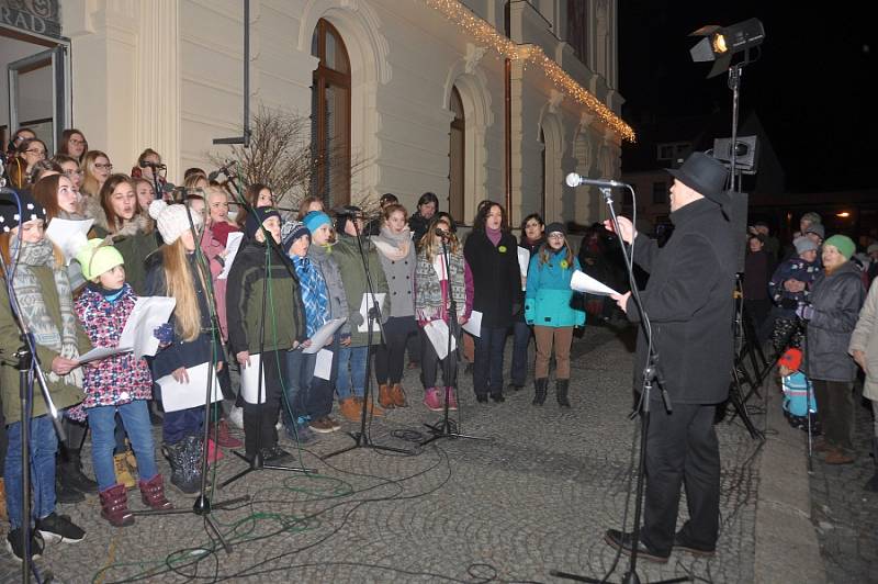 Štědrovečerní zpívání na Masarykově náměstí v Mnichově Hradišti.