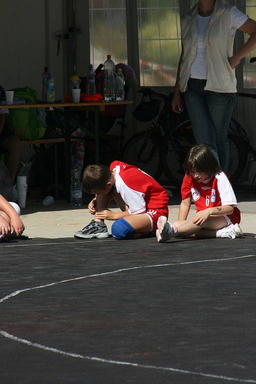 Děti včera hrály házenou přímo na námětí Míru