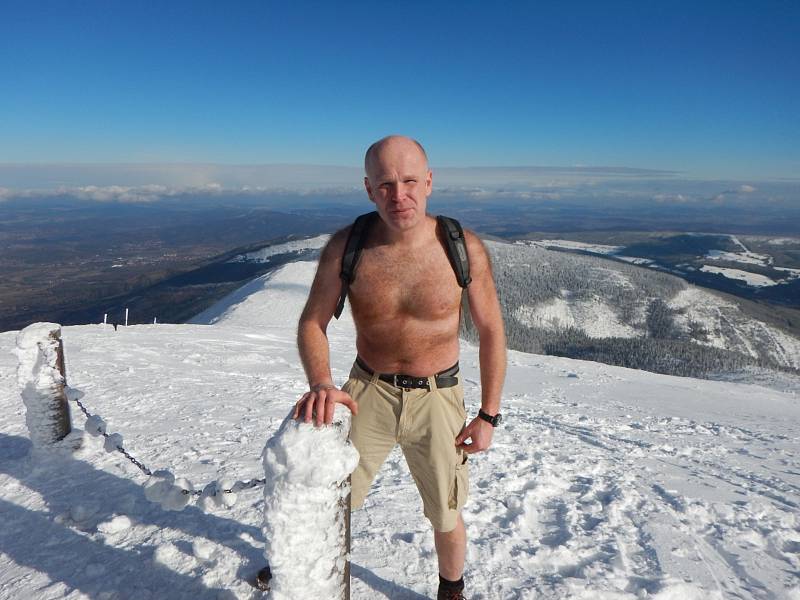 Jiří Škvrna plave v ledové vodě, nebojí se ani výstupu na Sněžku do půl těla.