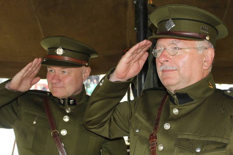 Sobotní stoleté oslavy od vzniku Československé republiky provázelo na mnichovohradišťském Masarykově náměstí deštivé počasí.