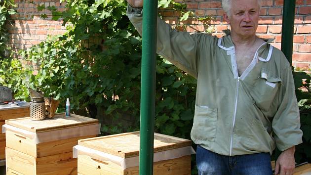 Jiří Šturma u včelína na školní zahradě v Horkách nad Jizerou