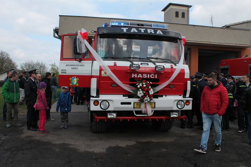 VELKÝ PÁTEK v Kněžmostě byl nejen dnem přípravy na Velikonoce, ale také slavnostním okamžikem pro zdejší sbor dobrovolných hasičů. V garáži hasičské zbrojnice totiž parkují dva zbrusu nové vozy, s nimiž budou zachraňovat lidské životy a majetek.