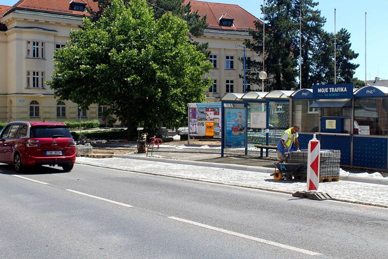 Úplná uzavírka platí v Mladé Boleslavi na křižovatce náměstí Republiky - S. K. Neumanna a u soudu včetně uzavření chodníku, parkovacích stání, jednoho jízdního pruhu a přechodů pro chodce až po křižovatku s Laurinovou ulicí.