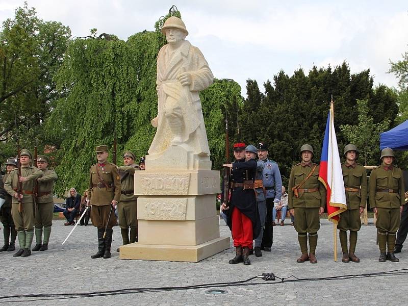 Na Komenského náměstí se vrátila socha legionáře