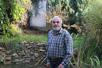Ornitologa  umělecký kovář Pavel Kverek u svého zahradního jezírka, plného pokladů z dávné historie regionu