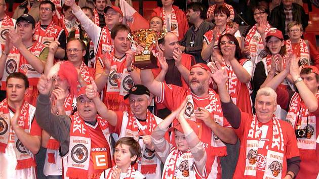 Že se dá fandit slušně, o tom přesvědčili příznivci Nymburka ve finále Českého poháru v basketbalu mužů.