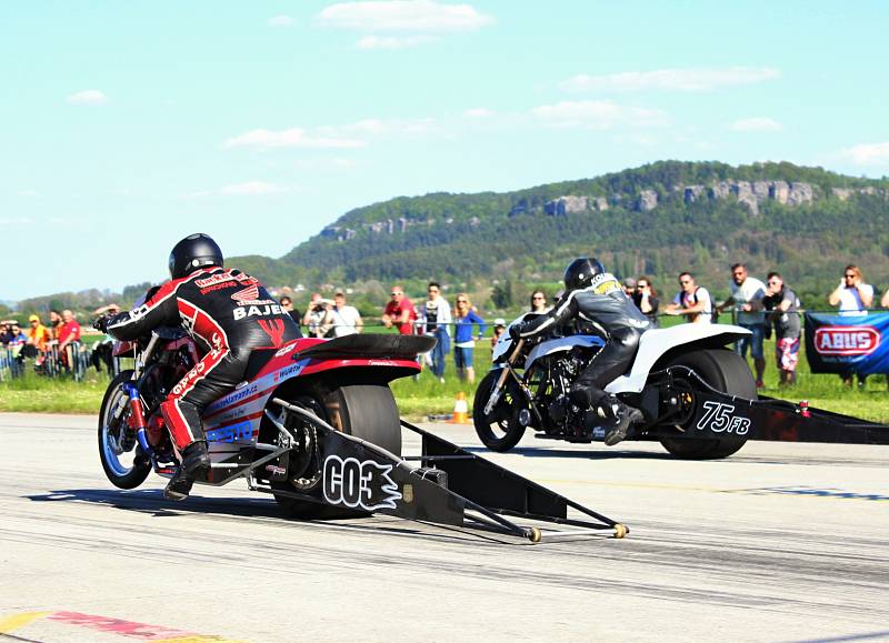 O víkendu bude hoškovické letiště u Mnichova Hradiště opět patřit závodům dragsterů, nejrychlejších motocyklů, které z nuly na sto zrychlí za 1,5 sekundy a do cíle dojíždějí i rychlostí 300 km/h.