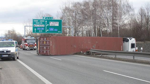 Nehoda kamionu na R10 před Mladou Boleslaví.