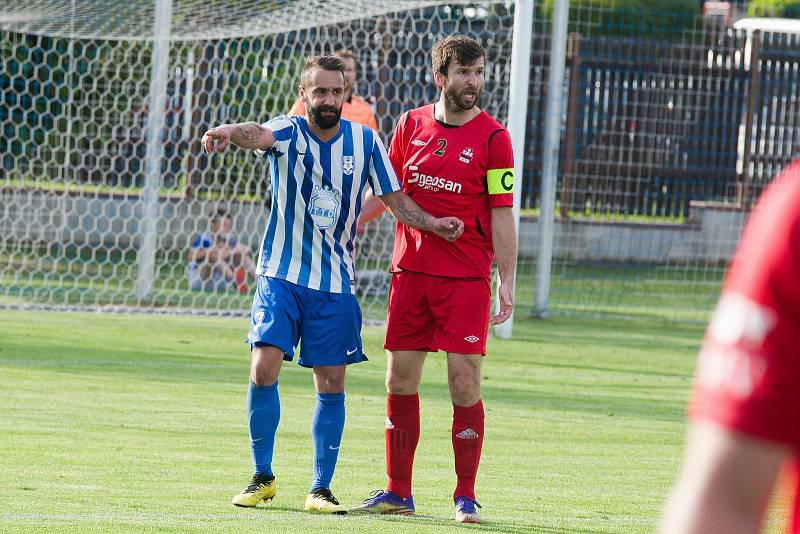 Krajský přebor, 25. kolo: FK Dobrovice (modrobílá kombinace) - FC Velim (1:2)