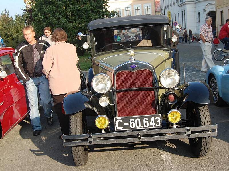 Svatováclavská jízda historických vozidel v Mladé Boleslavi.