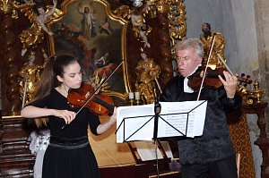 Houslový virtuóz Jaroslav Svěcený s dcerou Julií.