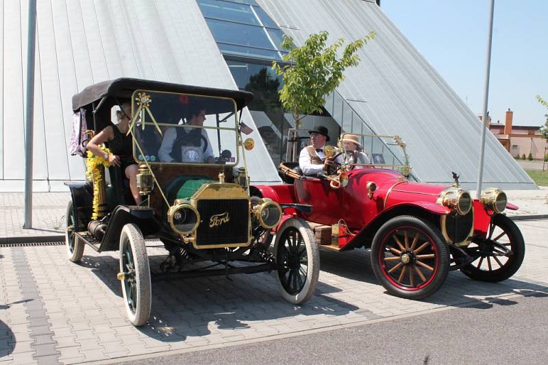 Veteráni se sjeli před Letecké muzeum Metoděje Vlacha a udělali tam velkou parádu