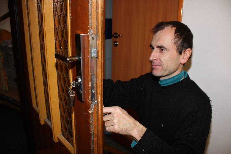 Zámečník opravuje vylomené dveře kanceláří ČSSD v Mladé Boleslavi.