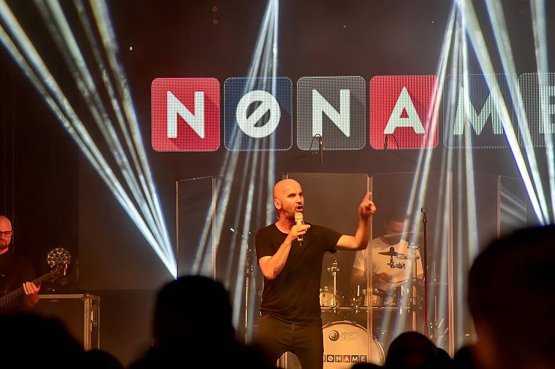 Koncert kapely No Name ve velkém sále Domu kultury v Mladé Boleslavi.