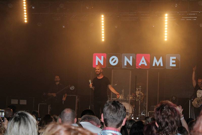 Koncert kapely No Name ve velkém sále Domu kultury v Mladé Boleslavi.