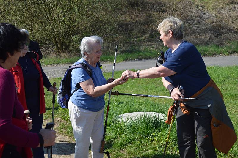 HOLE na Nordic Walking do rukou, rychlá instrukce, jak je správně používat a téměř dvacítka seniorů z Kosmonos mohla vyrazit na výlet.