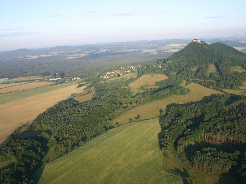 Výhled z balonu na hrad Bezděz