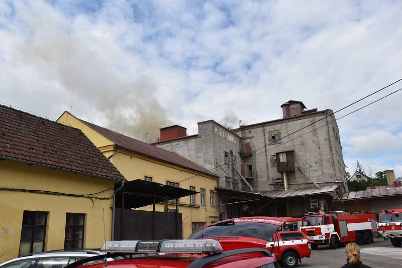 Požár dřevěné konstrukce mlýnu zaměstnal hasiče v úterý dopoledne u Horek nad Jizerou. Vyhlášen byl třetí stupeň poplachu.