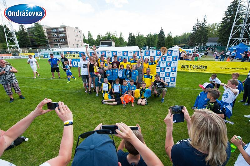 Finále Ondrášovka Cupu pro devítileté v Příbrami ovládla Mladá Boleslav (v modrém).