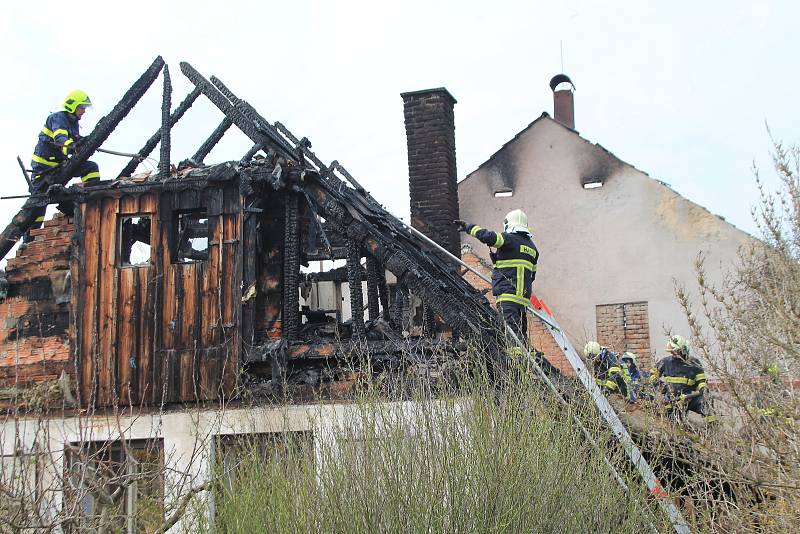 Požár dvojdomku v obci Kruhy u Mnichova Hradiště