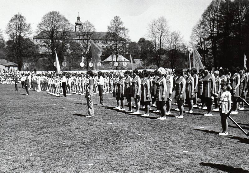 Spartakiáda na stadionu u Jizery v roce 1975.