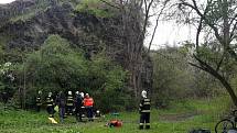 Záchrana muže, který spadl z výšky v bývalém kamenolomu v katastru obce Martinov.