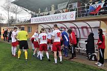Fotbalisté Dolního Bousova před utkáním s Hlízovem - v té době ještě netušili, že k bodům bude daleko.