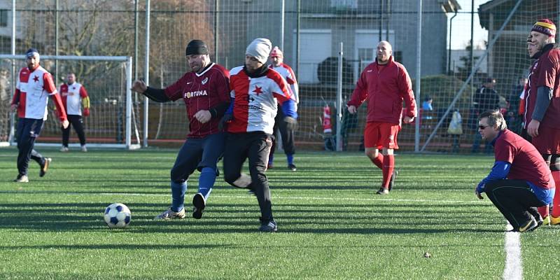 Na malém fotbalovém hřišti na "umělce" v Řepově poslední den v roce proběhlo Silvestrovské fotbalové derby mezi příznivci Slávie a Sparty.