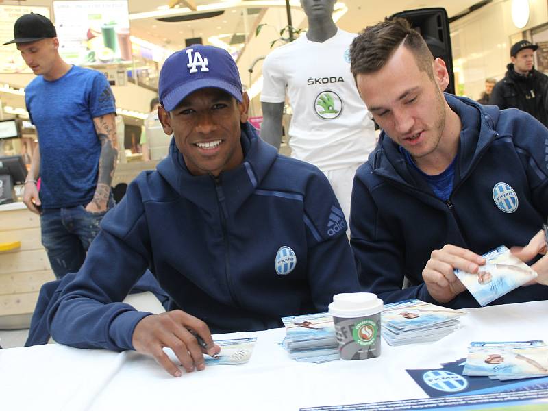 Autogramiáda prvoligových fotbalistů FK Mladá Boleslav přilákala do obchodního a zábavního Bondy centra ve středu odpoledne desítky zájemců.