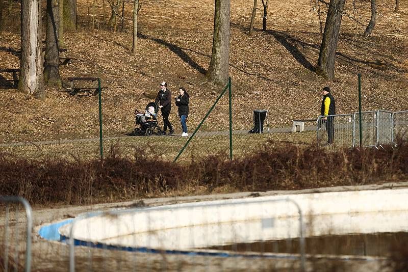 Areál dětského hřiště a koupaliště v Kosmonosích na Mladoboleslavsku.