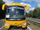 Žlutý autobus havaroval na dálnici. Zranila se stevardka