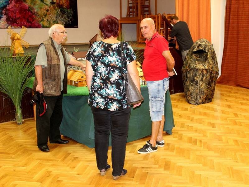 Z výstavy milovníka přírody a amatérského fotografa Jiřího Kubína v sále restaurace v Březovicích.