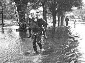 Zaplavené Podlázky ráno v neděli 5. května 1996.